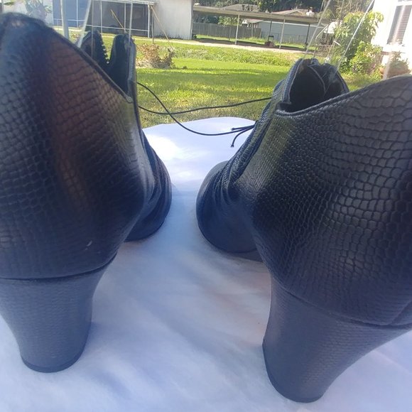 Jasmine Amity Black Booties    Sz 9W - Picture 6 of 16